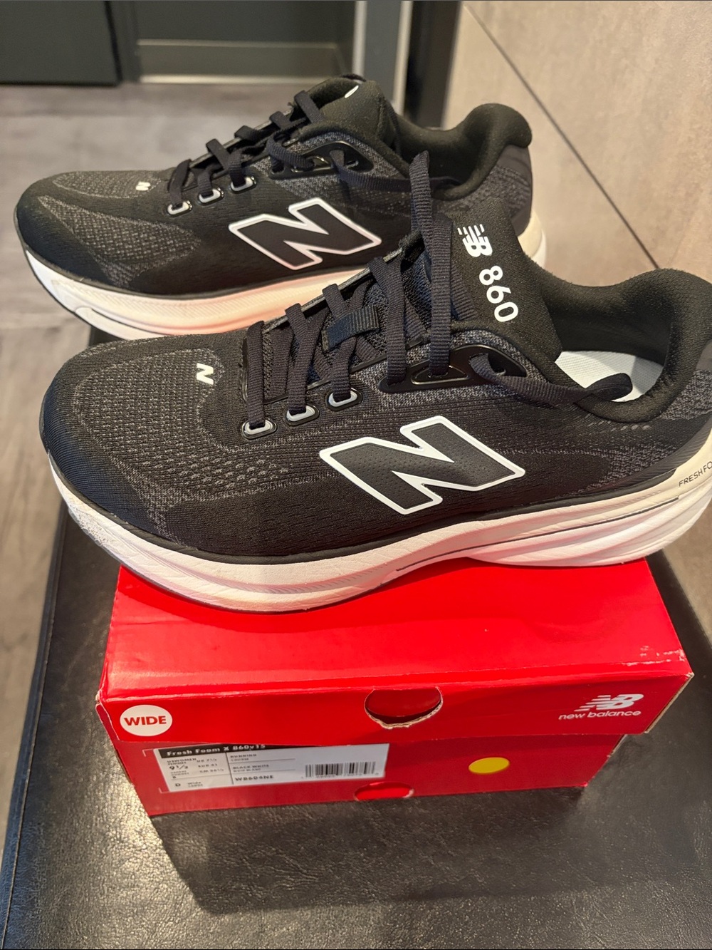 New Balance womens 860 Running Shoes in Black and White 9.5 wide